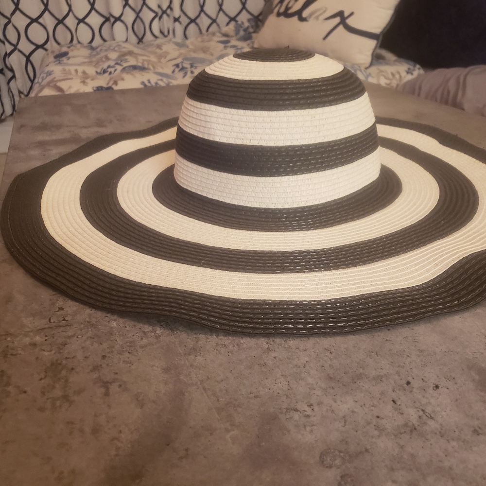 Black and white striped large floppy hat